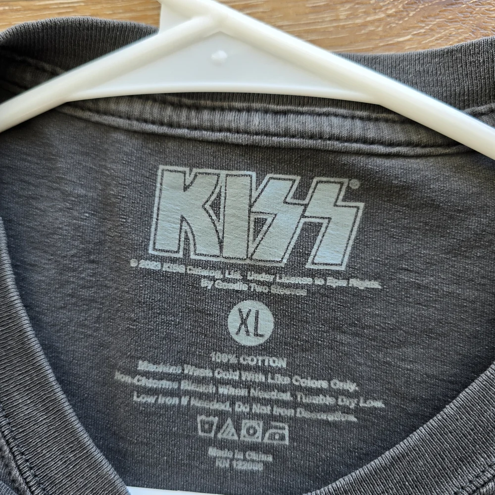 Kiss Cropped Graphic Tee in Charcoal with Red & Blue Logo - Picture 3 of 3